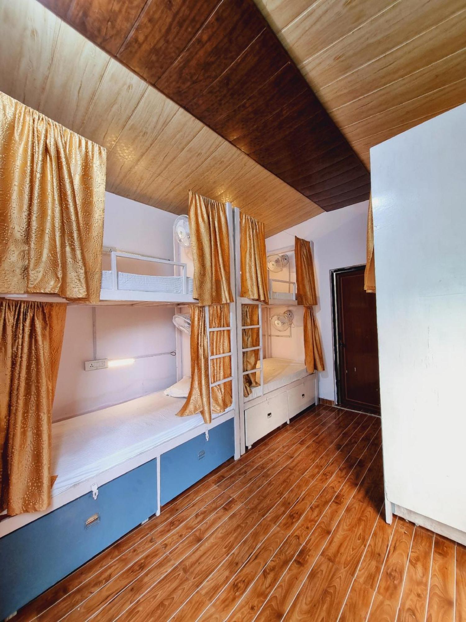 Landlopers Hostel Rishīkesh Esterno foto