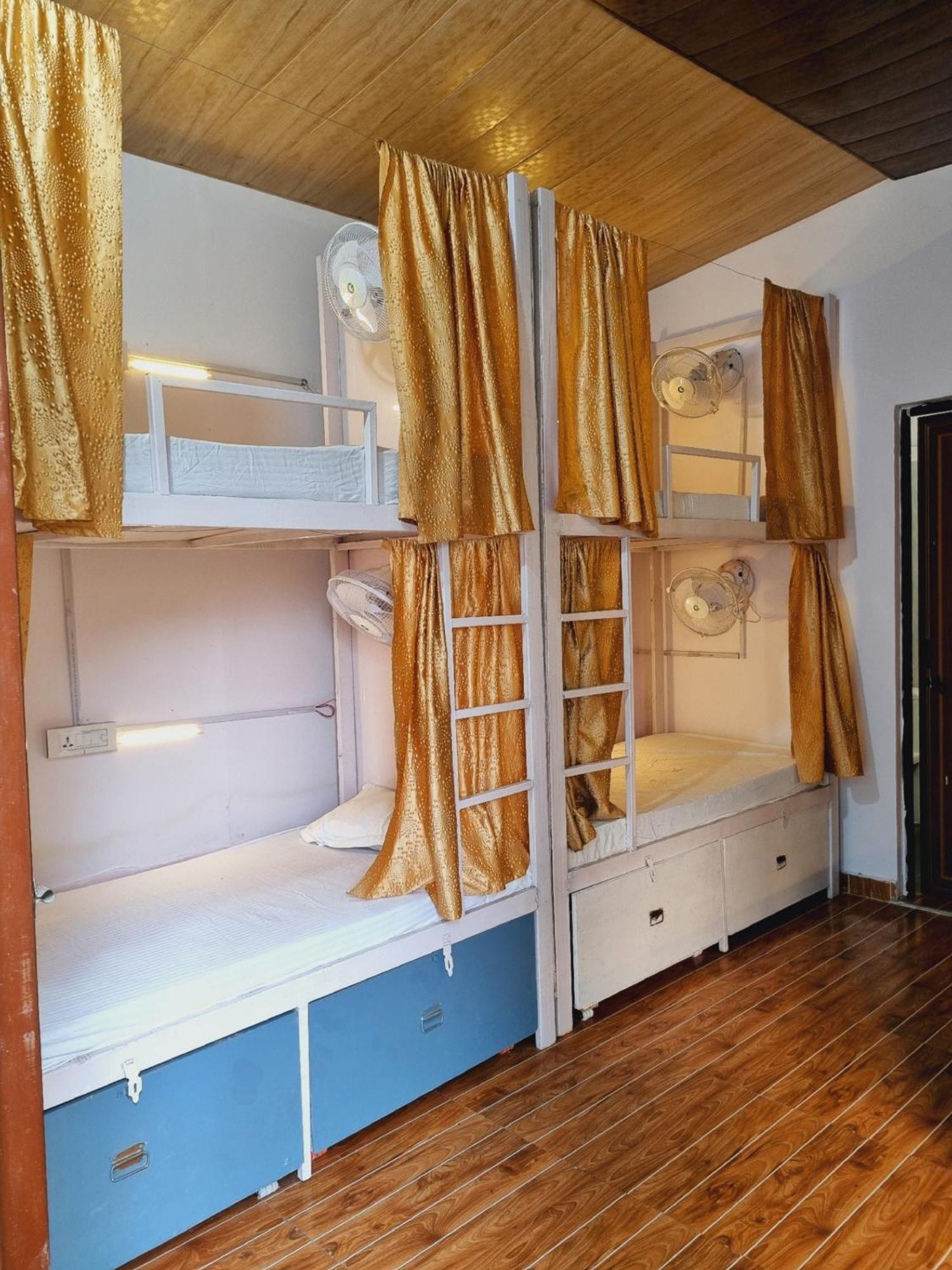 Landlopers Hostel Rishīkesh Esterno foto