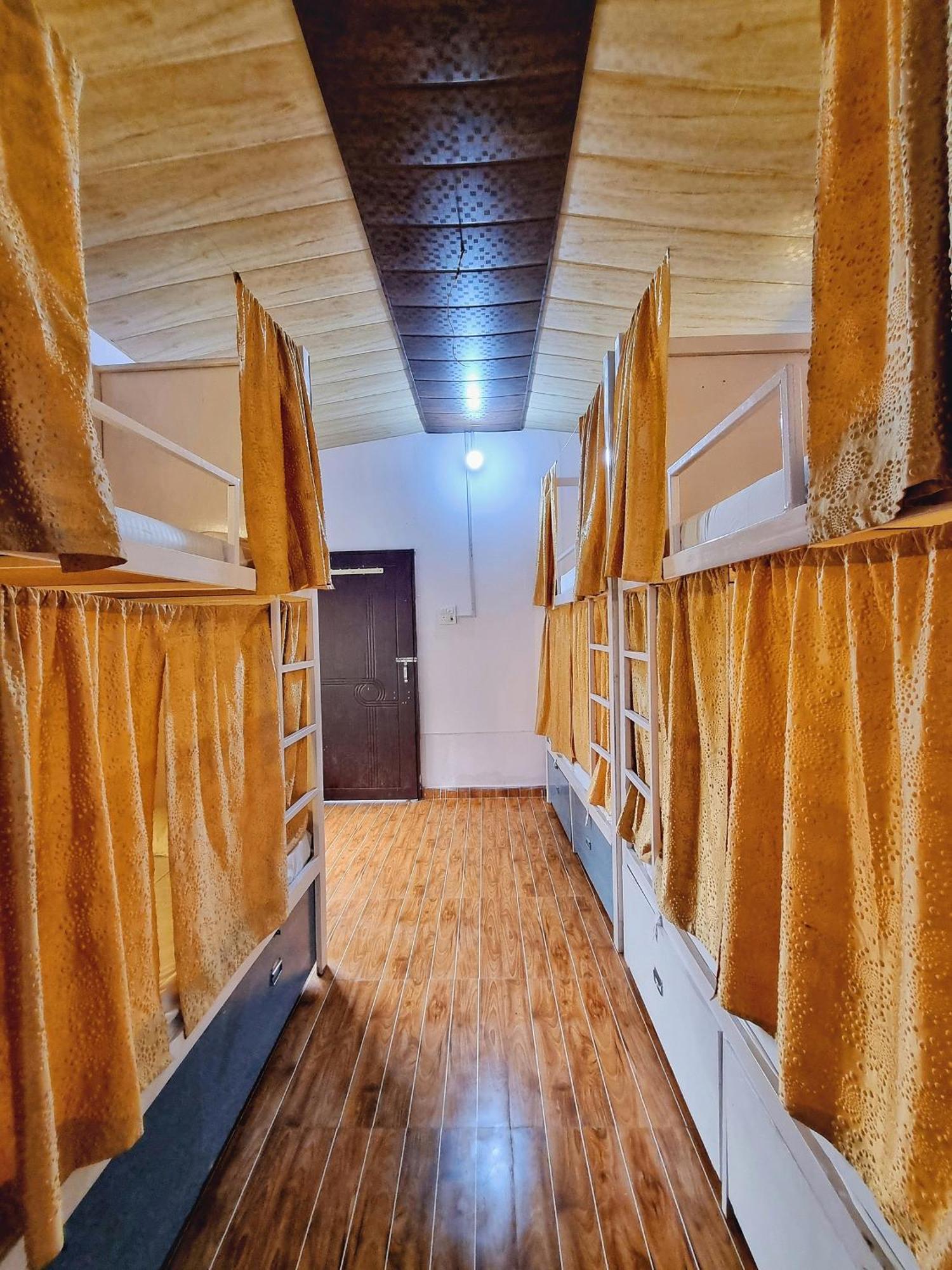 Landlopers Hostel Rishīkesh Esterno foto