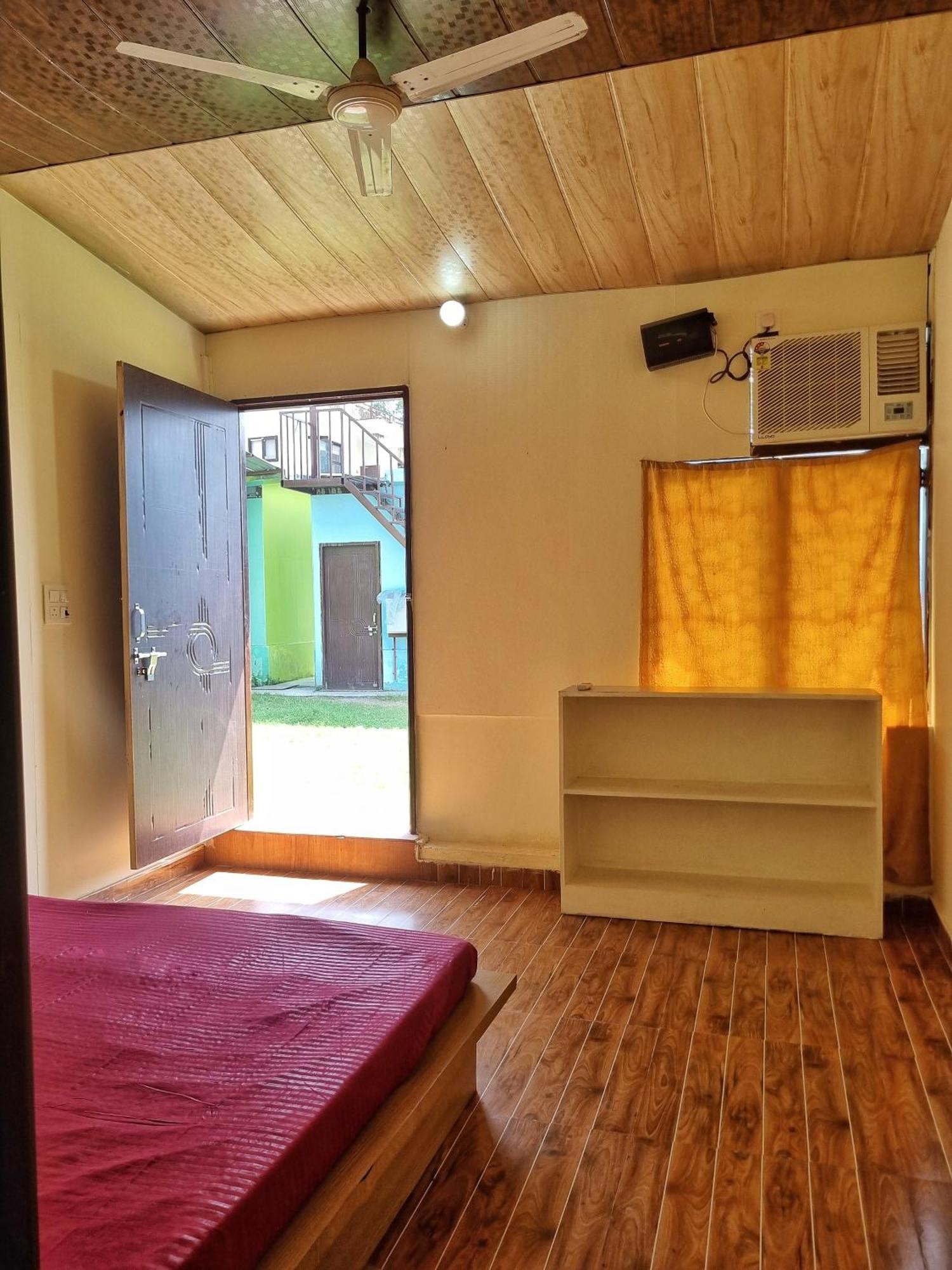 Landlopers Hostel Rishīkesh Esterno foto