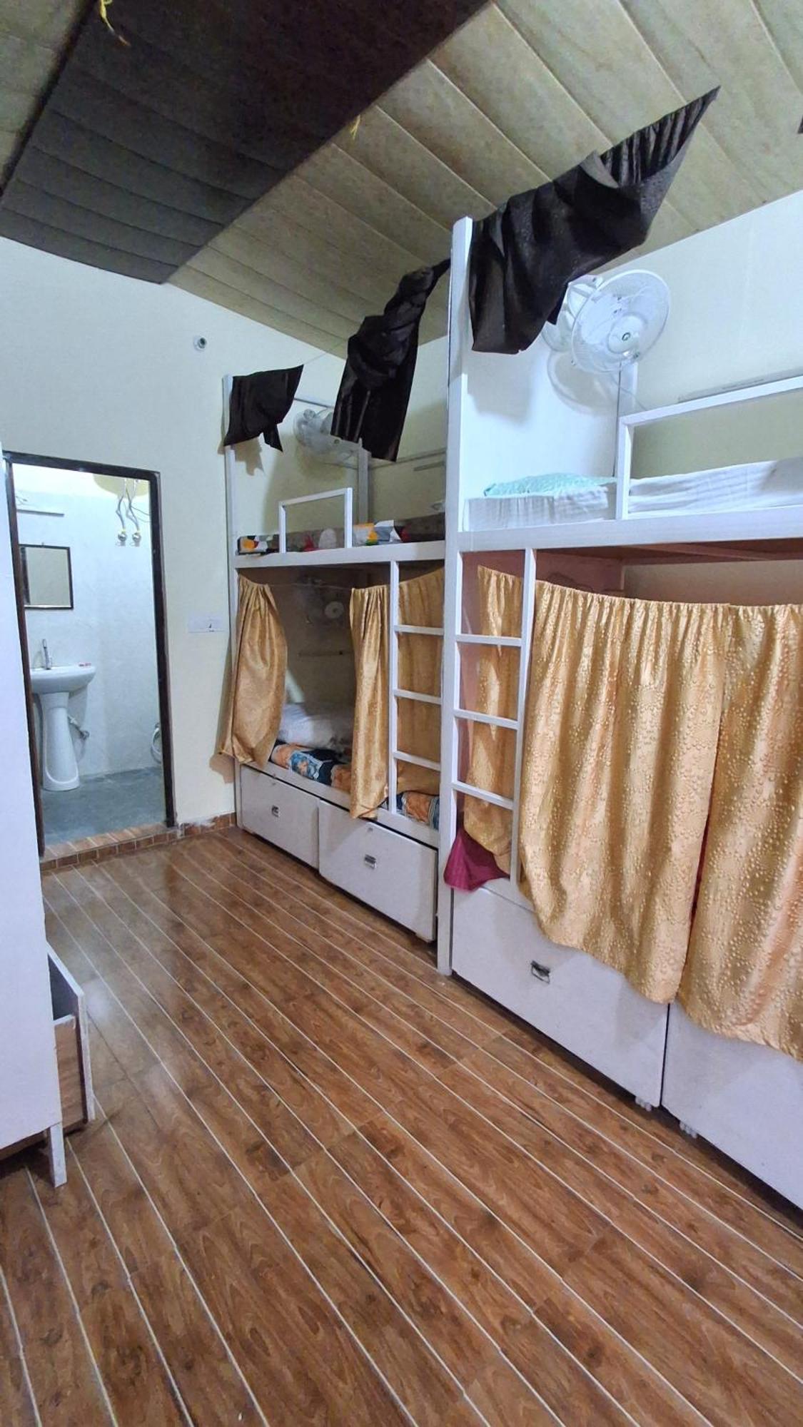 Landlopers Hostel Rishīkesh Esterno foto